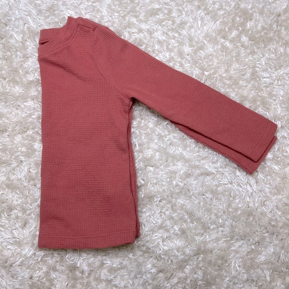 OLD NAVY || Toddler (Unisex) Salmon Colored Long Sleeve Knit Tee - Picture 2 of 4